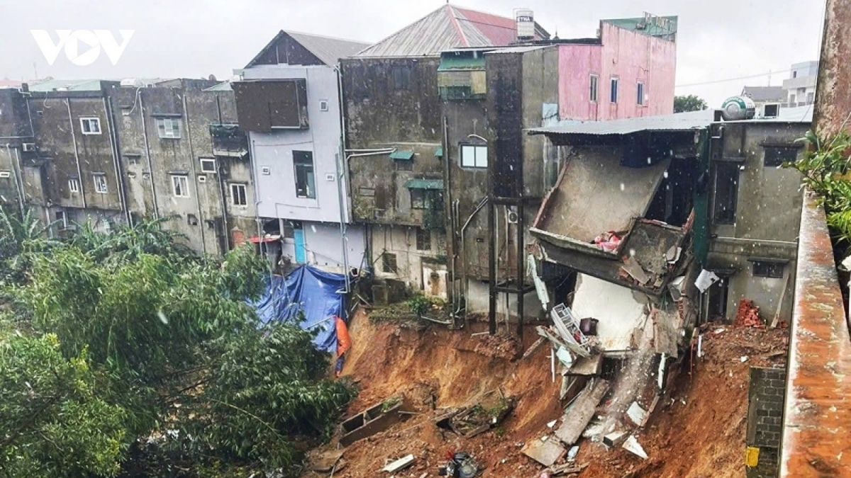 Floods, landslides hit Central Vietnam again, 14 dead or missing
